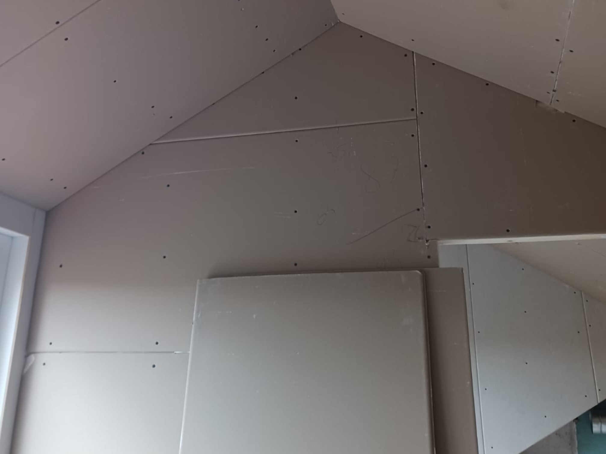 Aftimmeren en/of plaatsen van een verlaagd plafond